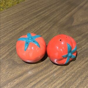 NWOT Salt and pepper set, tomatoes